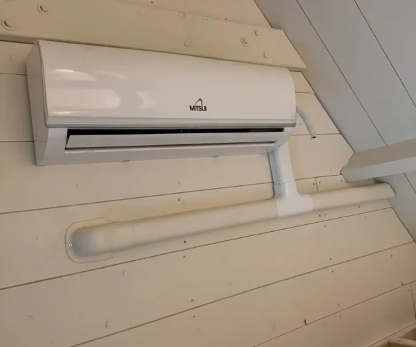 Wandmodel airco binnenunit strak gemonteerd in een woning