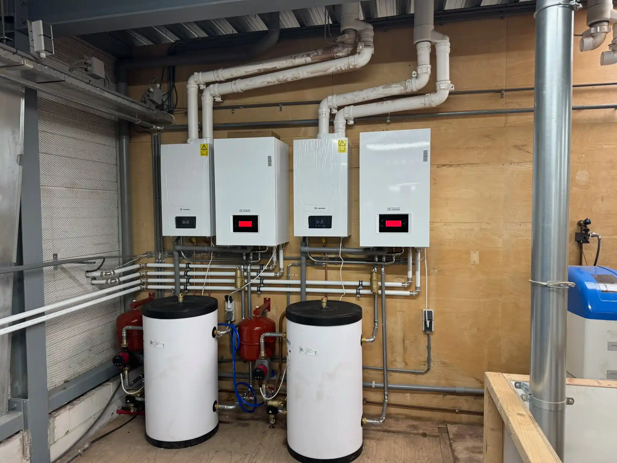 Professionele warmtepompinstallatie met boilers in technische ruimte